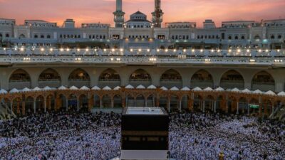 Aerial view of the Kaaba surrounded by worshippers during dusk at the Grand Mosque in Mecca, Saudi Arabia.